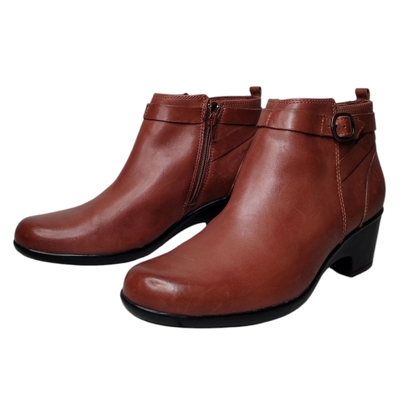 NWOT Clarks Malia Hawthorn Brown Leather Side Zipper Block Heel Ankle Booties - Picture 1 of 16